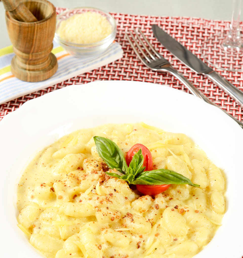 Ñoquis con salsa de queso paraguay y maní