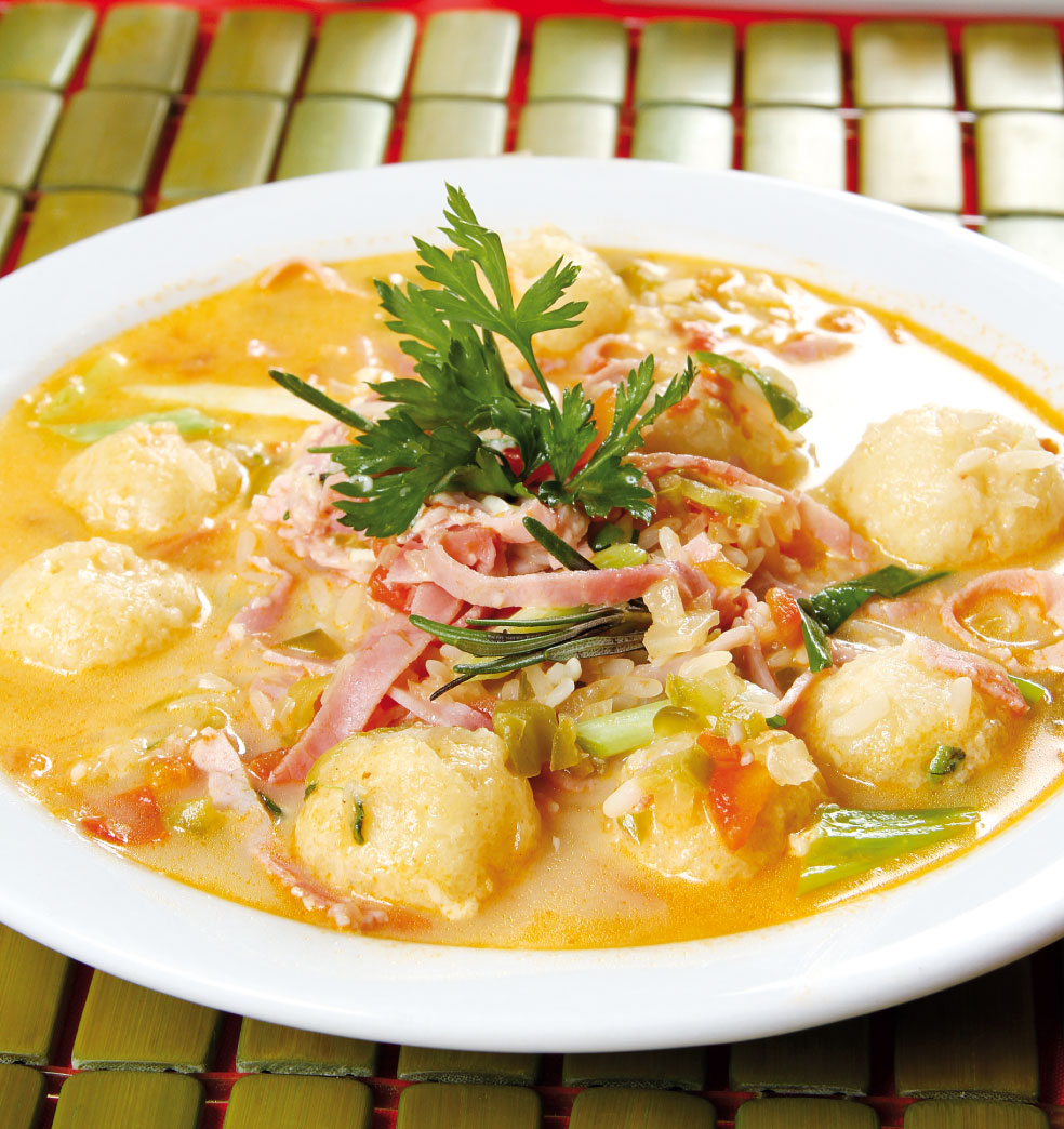 Sopa de albóndigas de mandioca