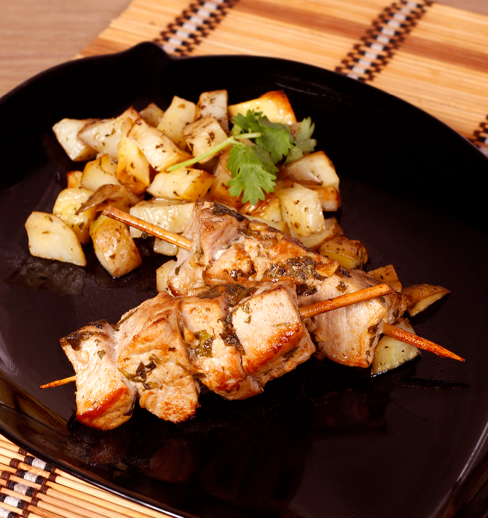 Brochetas De Cerdo Con Papas Asadas