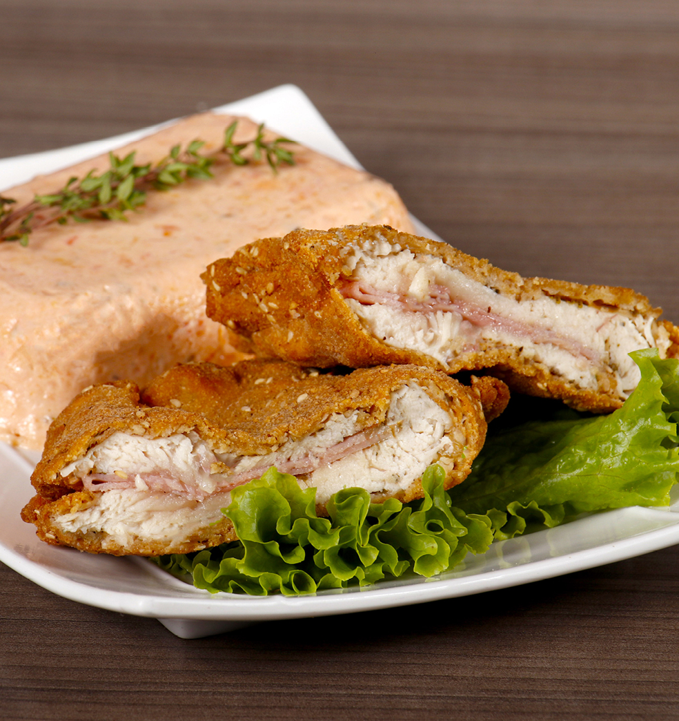 Milanesa de pollo rellena con mousse de tomate 