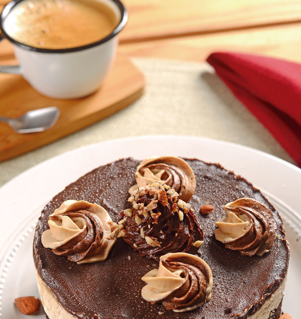 Pastel fit de queso y café con chocolate