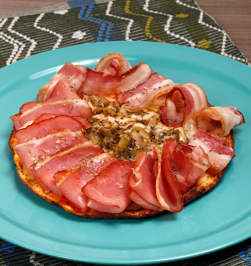 Pizza con jamon crudo y panceta  