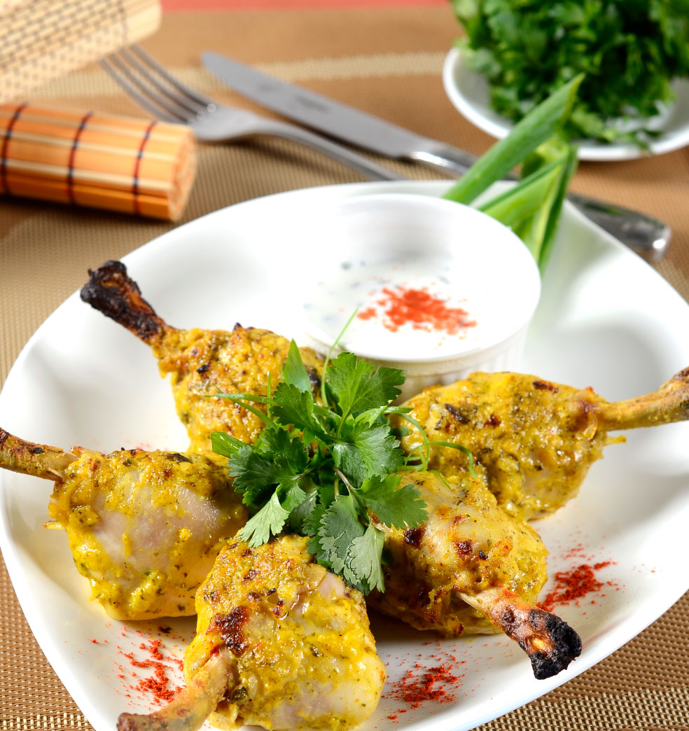 Pollo al estilo hindú con salsa de menta