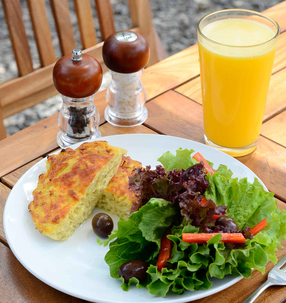 Soufflé de cebolla y ensalada mixta