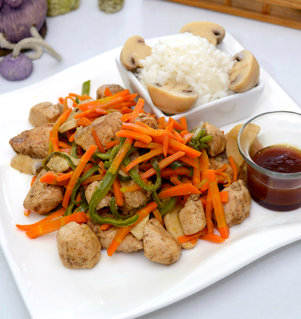 Wok de pollo con verduras y salsa agridulce